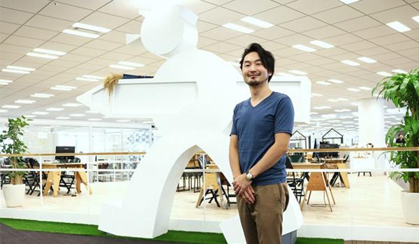 インタビューを受ける佐藤氏の写真